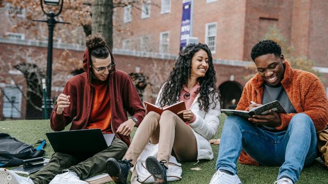 Gambar Artikel Menjadi Pembelajar Seumur Hidup: Semangat Intelektual Di Dunia Perguruan Tinggi