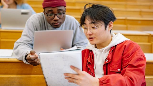 Dari Ruang Kuliah Ke Ruang Sosial: Transformasi Mahasiswa Dalam Lingkungan Universitas