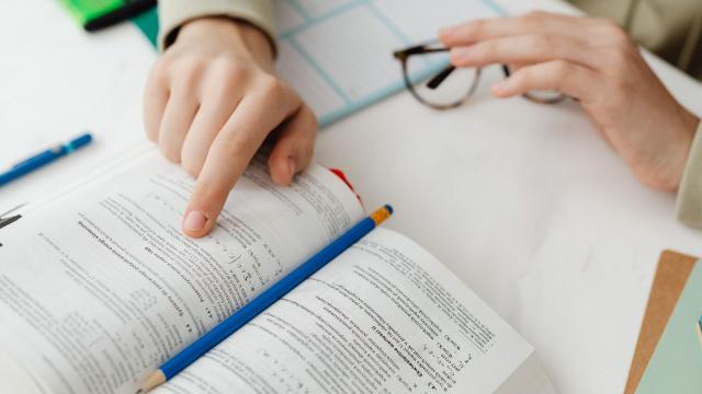 Gambar Artikel Merajut Masa Depan Di Bangku Kuliah: Peran Strategis Mahasiswa Dalam Ekosistem Pendidikan Tinggi