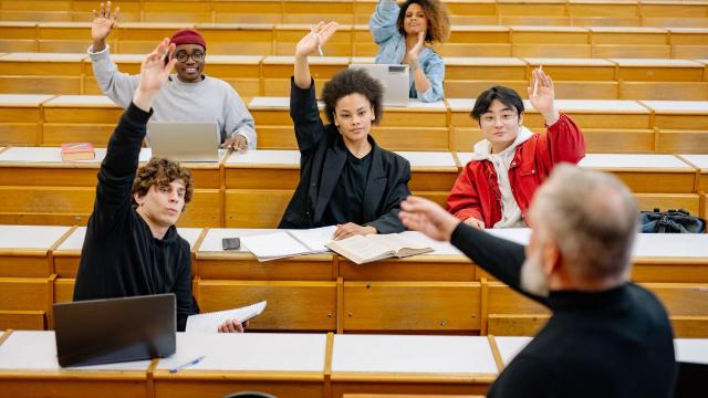 Gambar Artikel Mahasiswa Di Persimpangan Akademik Dan Realitas Sosial Kampus