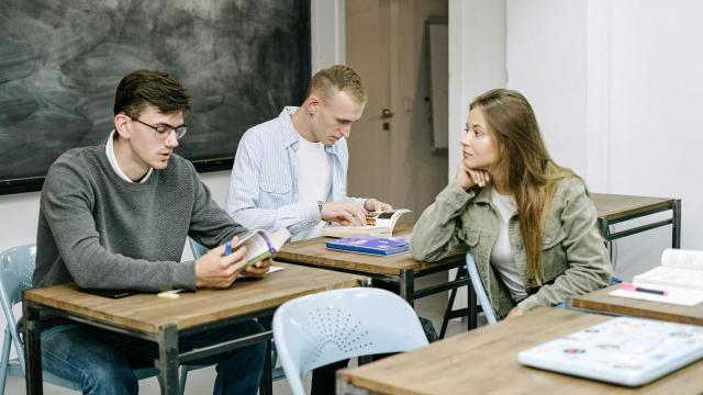 Gambar Artikel Menyelaraskan Akademik Dan Kehidupan Sosial: Tantangan Mahasiswa Di Perguruan Tinggi