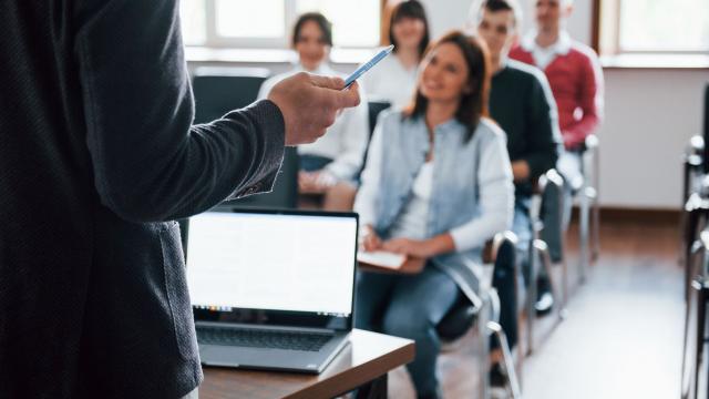 Membentuk Karakter Mahasiswa Melalui Pendidikan Holistik Di Perguruan Tinggi