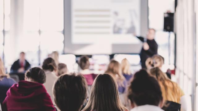 Gambar Artikel Peran Mahasiswa Dalam Menjalani Pendidikan Tinggi Di Indonesia