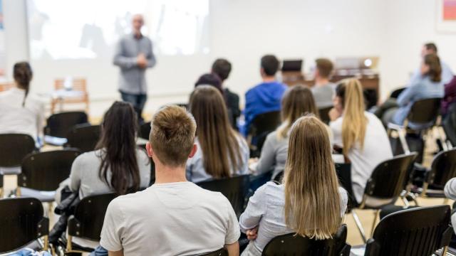 Mahasiswa Dan Seni Bertahan Di Tengah Ketidakpastian Masa Depan