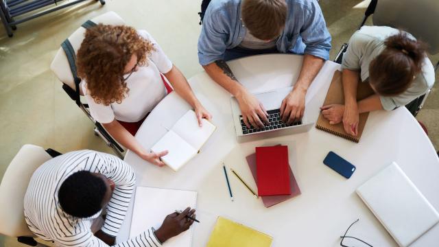 Gambar Artikel Mahasiswa Di Persimpangan Zaman: Antara Idealisme Akademik Dan Tuntutan Realitas Sosial