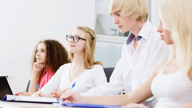 Gambar Artikel Menghadapi Tekanan Dan Tumbuh Bersama: Potret Kehidupan Mahasiswa Indonesia