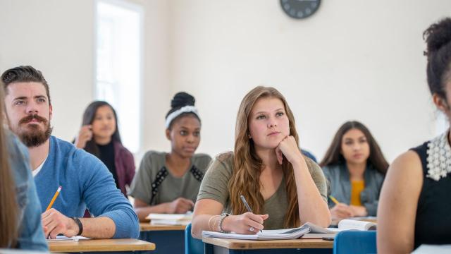 Kehidupan Mahasiswa Indonesia: Tantangan Akademik, Nilai, Dan Keseimbangan Diri