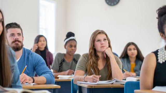 Gambar Artikel Kehidupan Mahasiswa Indonesia: Menavigasi Akademik, Sosial, Dan Kesehatan