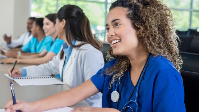 Gambar Artikel Mahasiswa Indonesia: Mengelola Akademik, Sosial, Dan Kesehatan Dalam Satu Waktu