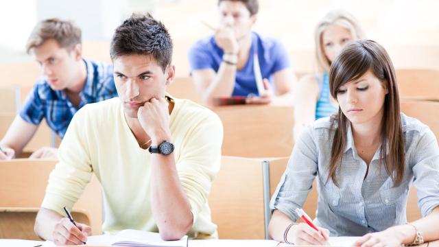 Keseimbangan Yang Rapuh: Menjaga Akademik, Sosial, Dan Kesehatan Selama Kuliah