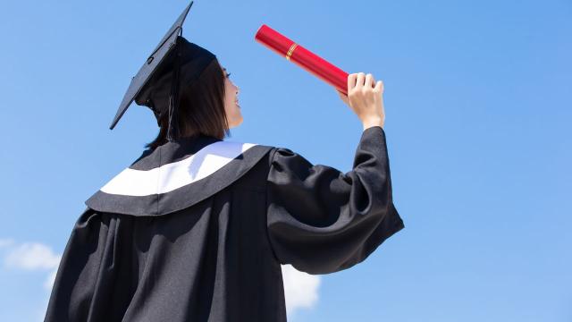 Kehidupan Mahasiswa Di Kampus Indonesia: Menyeimbangkan Akademik, Karakter, Dan Kesehatan