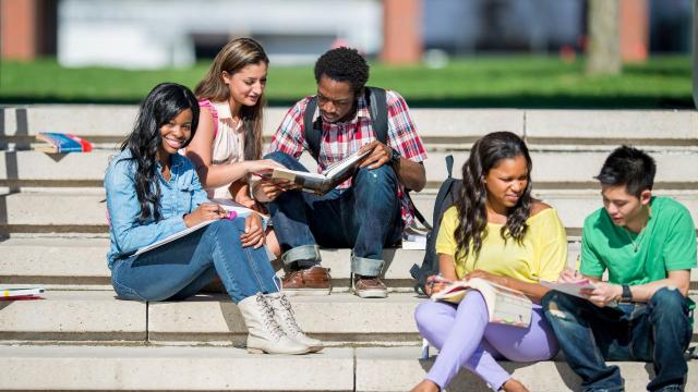 Gambar Artikel Menjadi Mahasiswa Di Indonesia: Proses Pembelajaran Akademik, Sosial, Dan Emosional