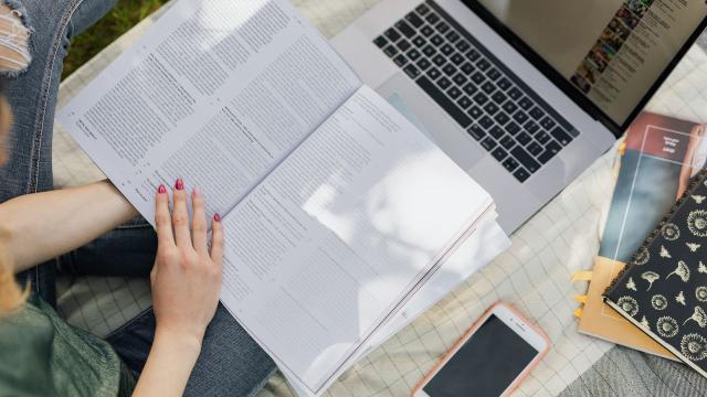 Gambar Artikel Kehidupan Mahasiswa Dan Budaya Kampus Di Indonesia: Membangun Karakter Melalui Pendidikan Dan Interaksi Sosial