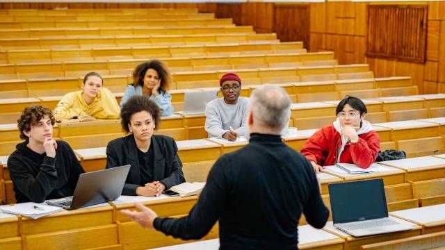 Gambar Artikel Kehidupan Mahasiswa Di Kampus Indonesia: Proses Pembentukan Akademik, Karakter, Dan Kesejahteraan