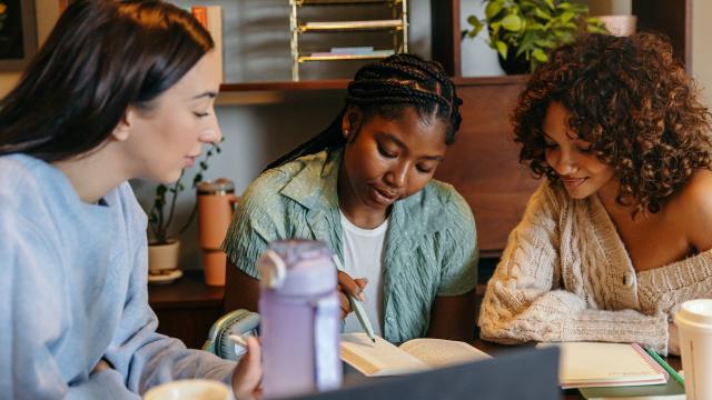 Gambar Artikel Mahasiswa Dan Literasi Akademik: Fondasi Penting Dalam Pendidikan Tinggi