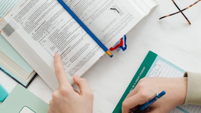 Mahasiswa Dan Keseimbangan Kehidupan Kampus: Tantangan Akademik Dan Sosial