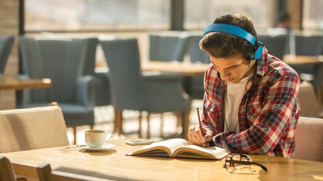 Mahasiswa Sebagai Agen Perubahan: Peran Strategis Di Lingkungan Kampus Dan Masyarakat