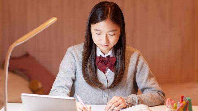 Gambar Artikel Mahasiswa Di Persimpangan Akademik Dan Sosial: Menemukan Keseimbangan Di Dunia Kampus