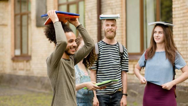 Gambar Artikel Menyeimbangkan Organisasi Dan Studi: Strategi Mahasiswa Menjaga Prestasi Dan Kesehatan