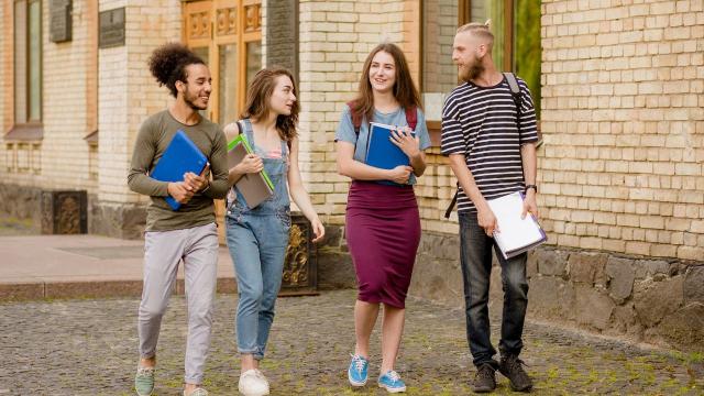 Gambar Artikel Mahasiswa Di Tengah Tekanan Prestasi: Menjaga Nilai Akademik, Relasi Sosial, Dan Kesehatan Mental