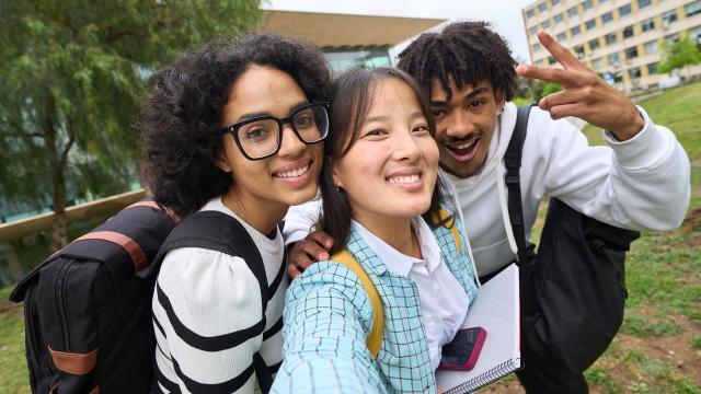 Gambar Artikel Kehidupan Mahasiswa Dan Manajemen Waktu: Menjaga Prestasi, Relasi Sosial, Dan Kesehatan