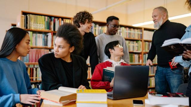 Mahasiswa Dan Perjalanan Mencari Jati Diri: Antara Akademik, Relasi Sosial, Dan Kesehatan Mental
