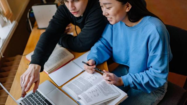 Mahasiswa Dan Pengembangan Karier Berbasis Kompetensi: Membangun Prestasi, Relasi, Dan Kesehatan