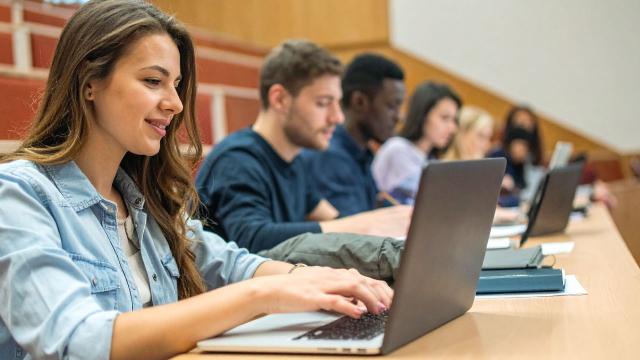 Gambar Artikel Mahasiswa Dan Pencarian Jati Diri: Proses Akademik, Sosial, Dan Kesehatan Yang Saling Berkaitan