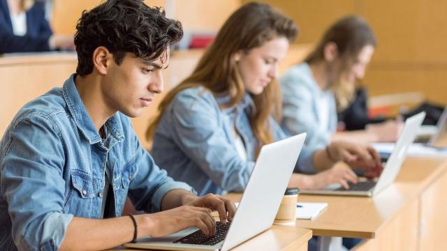 Gambar Artikel Tekanan Prestasi Dan Realitas Kampus: Mahasiswa Di Antara Harapan Dan Keseimbangan Hidup