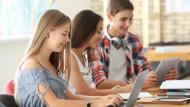 Gambar Artikel Mahasiswa Dan Tekanan Sosial Kampus: Menemukan Jati Diri Di Tengah Lingkungan Yang Dinamis