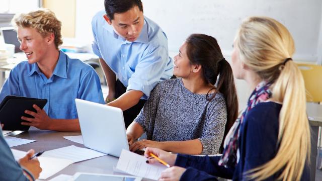 Media Sosial Dan Identitas Mahasiswa: Antara Ekspresi Diri Dan Tekanan Sosial