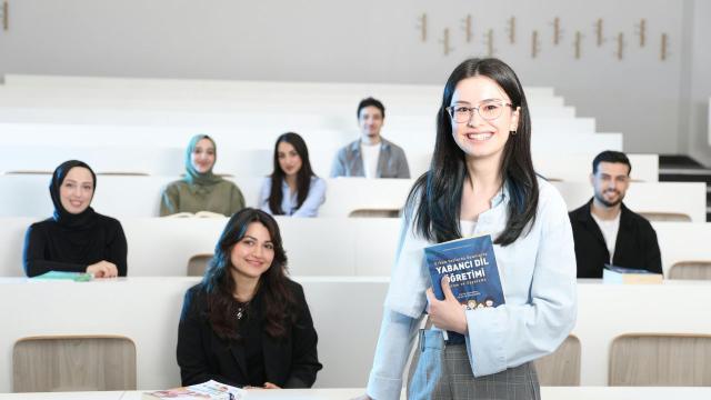 Mahasiswa Dan Beasiswa: Peluang Pendidikan Dan Tantangan Prestasi