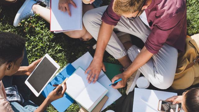 Gambar Artikel Warna-Warni Kehidupan Mahasiswa Indonesia Dalam Lingkup Akademik Dan Sosial