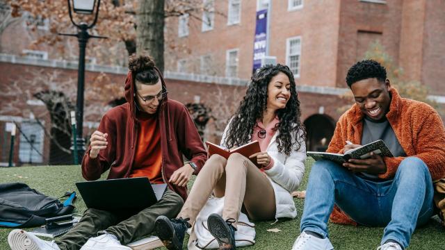 Kehidupan Mahasiswa Indonesia Dalam Lingkup Pendidikan, Sosial, Dan Tantangan Zaman