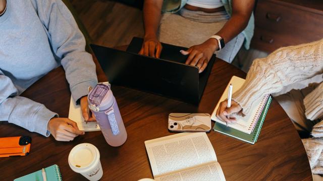 Kehidupan Mahasiswa Sebagai Cerminan Tantangan Dan Peluang Dunia Kampus Indonesia