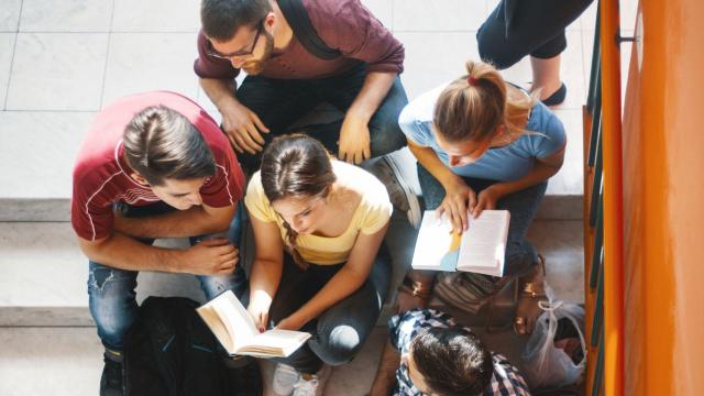 Gambar Artikel Mahasiswa Dan Tantangan Kehidupan Kampus Di Tengah Perubahan Sosial Dan Teknologi
