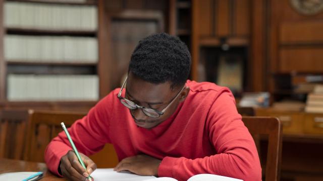 Mahasiswa Indonesia Di Era Digital: Antara Kemudahan Akses Dan Tantangan Akademik