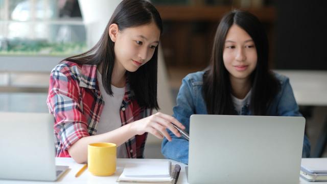 Peran Alumni Dalam Mendukung Pengembangan Kampus Dan Mahasiswa