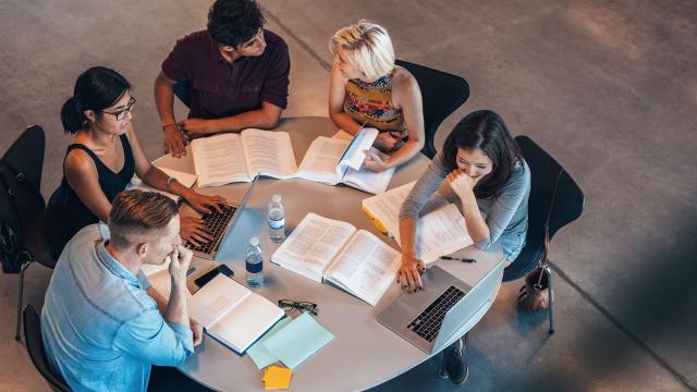 Gambar Artikel Mahasiswa Indonesia: Menempa Kemandirian Di Tengah Kehidupan Kampus