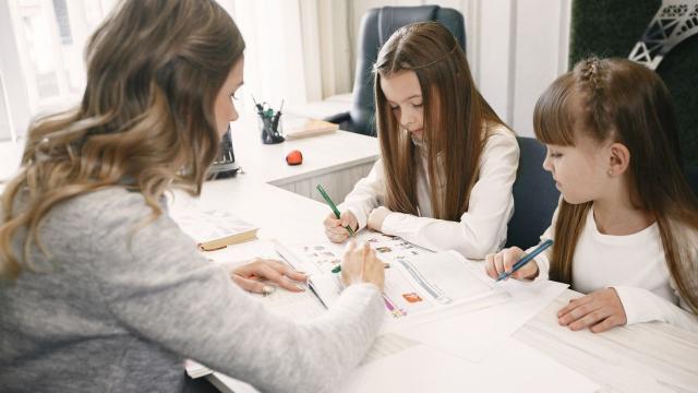 Gambar Artikel Kehidupan Mahasiswa Indonesia: Menyeimbangkan Studi, Relasi, Dan Kesehatan Diri