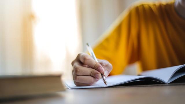 Gambar Artikel Potret Mahasiswa Indonesia: Menyeimbangkan Studi, Sosial, Dan Kesehatan