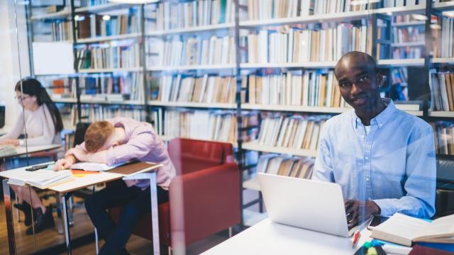 Gambar Artikel Kehidupan Mahasiswa Indonesia: Belajar Mengatur Hidup Di Tengah Tuntutan Kampus