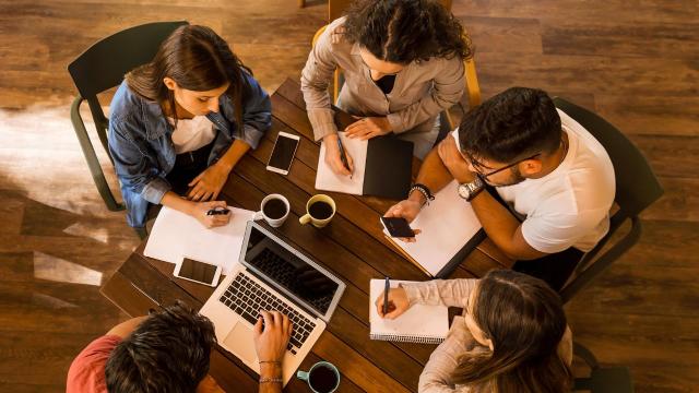 Kehidupan Mahasiswa Indonesia Di Tengah Tuntutan Prestasi Dan Adaptasi Sosial