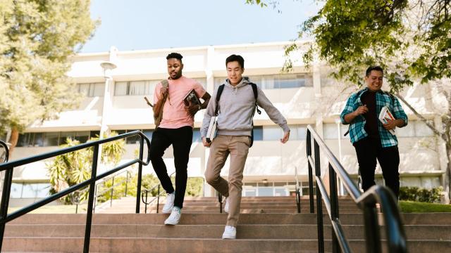 Gambar Artikel Kehidupan Sosial Mahasiswa Dan Pembentukan Identitas Diri Di Kampus Indonesia