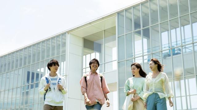 Gambar Artikel Mahasiswa Indonesia Dan Proses Pendewasaan: Antara Kehidupan Kampus Dan Dunia Sosial