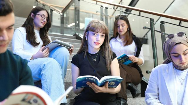 Gambar Artikel Dinamika Kehidupan Mahasiswa Indonesia: Menata Hidup Di Tengah Kebebasan Kampus