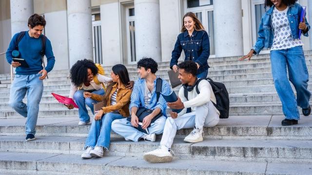 Gambar Artikel Mahasiswa Indonesia Dan Tantangan Menjaga Keseimbangan Hidup Selama Kuliah
