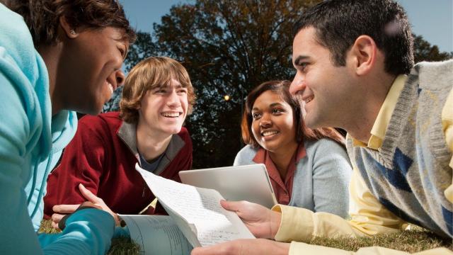 Gambar Artikel Kehidupan Mahasiswa Indonesia Dalam Mengelola Waktu Antara Kuliah, Organisasi, Dan Kehidupan Pribadi