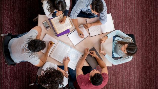 Gambar Artikel Mahasiswa Semester Awal: Proses Penyesuaian Dan Pembentukan Identitas Akademik