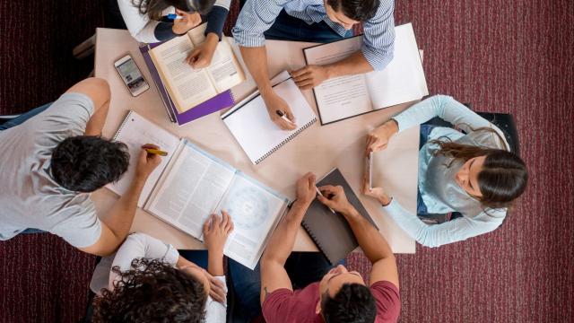 Gambar Artikel Mahasiswa Indonesia Di Era Digital: Tantangan Akademik Dan Perubahan Gaya Hidup